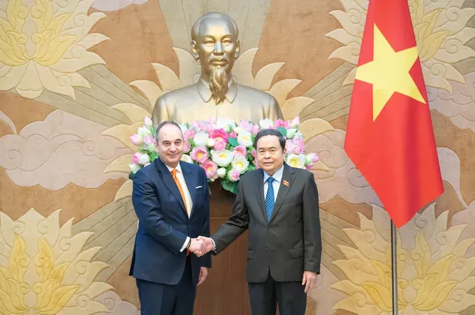 National Assembly Chairman Tran Thanh Man (right) receives First Vice President of the Hellenic Parliament Ioannis Plakiotakis in Hanoi on March 2. (Photo: SGGP)