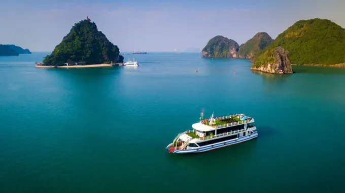 Government orders inspection of safety conditions of tourist vessels on Ha Long Bay.