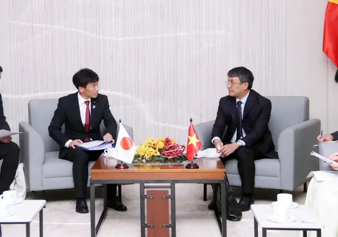 Permanent Deputy Minister of the Ministry of Foreign Affairs Nguyen Minh Vu (R) receives Vice Minister for Foreign Affairs of Japan Shimada Tomoaki in Ho Chi Minh City on March 7. (Photo: SGGP)
