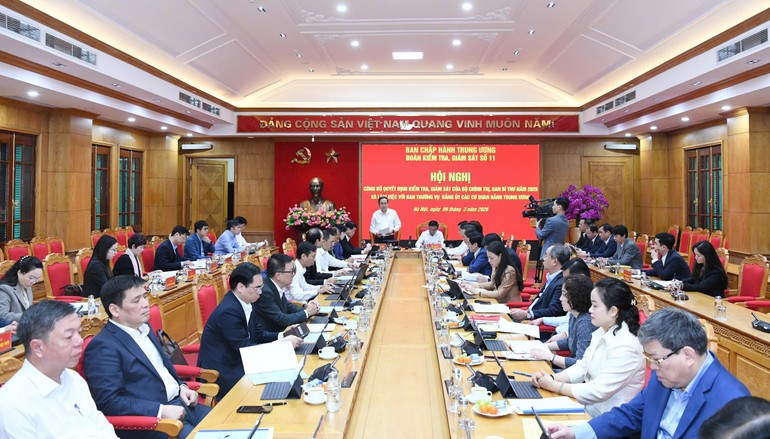 An overview of the conference to announce a decision of the Politburo and the Secretariat. (Photo: VNA)
