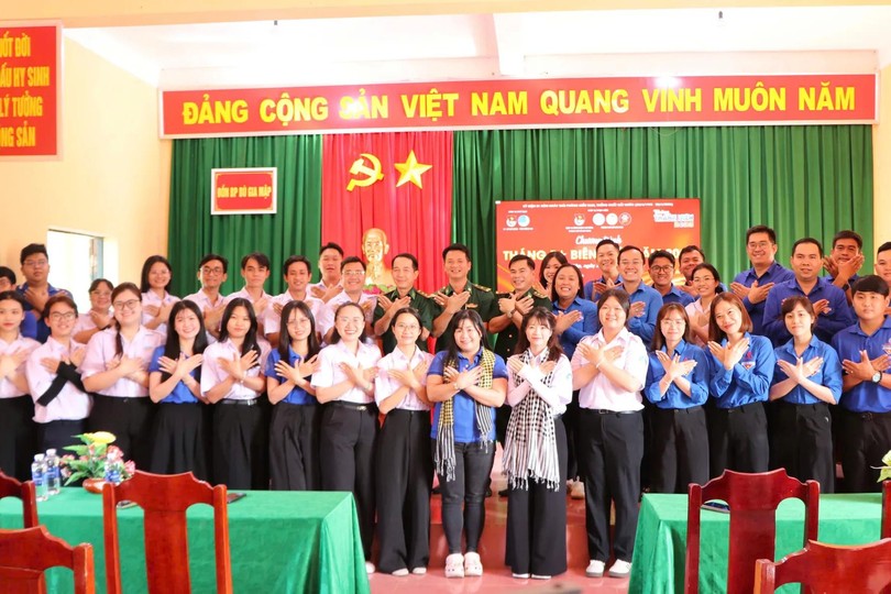 The delegation visits Bu Gia Map Border Guard Station, Dong Nai Province. (Photo: SGGP)