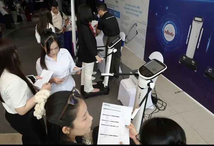 A wide range of modern medical devices are introduced at the exhibition. (Photo: SGGP)
