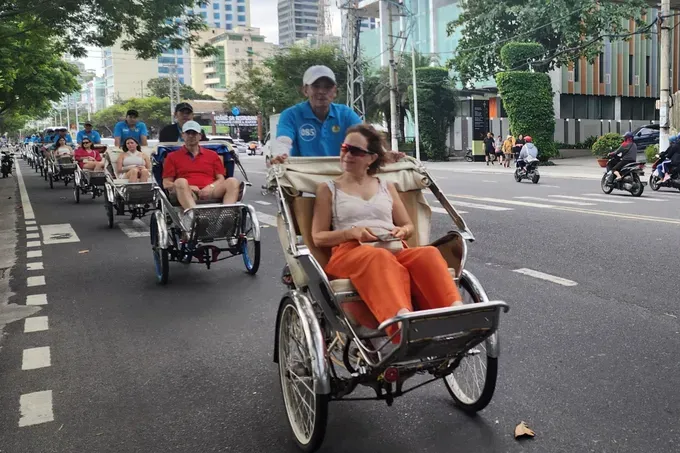 Tourists explore Nha Trang by cyclo. (Photo: SGGP)