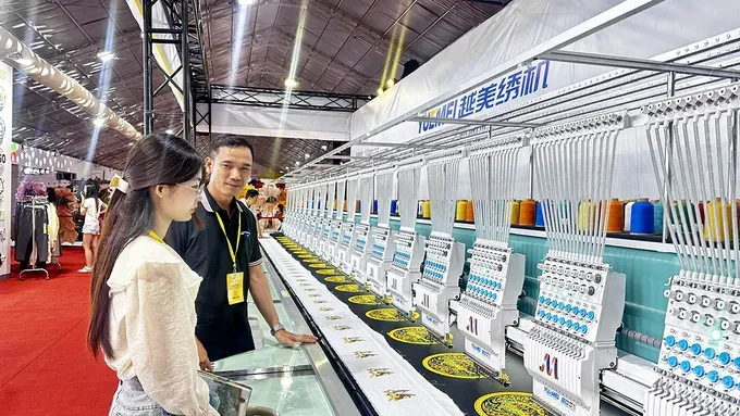 New equipment and technologies are introduced at the International Exhibition on the Textile and Garment Industry, Machinery, Materials and Fabrics held in Ho Chi Minh City from April 8 to 11. (Photo: SGGP)