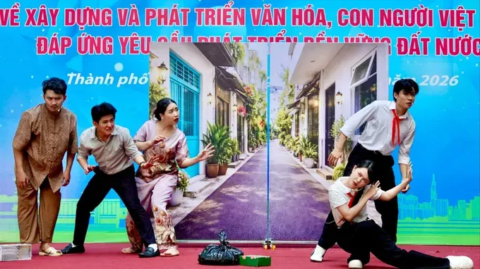 A skit promoting traffic safety, environmental protection, and other cultural values at Nguyen Hue Secondary School in Hoa Binh Ward, Ho Chi Minh City (Photo: SGGP)