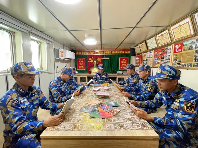 Officers and soldiers read books on board ships. (Photo: SGGP)
