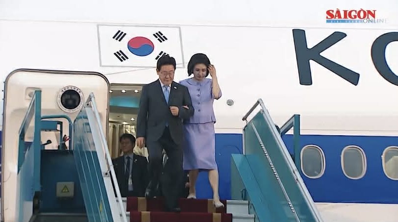President of the Republic of Korea (RoK) Lee Jae Myung and his spouse arrive in Hanoi on April 21 afternoon. (Photo: SGGP)
