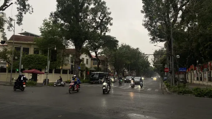 Scattered showers and thunderstorms are forecast across multiple regions during the 2026 Hung Kings Commemoration holiday. (Photo: SGGP)