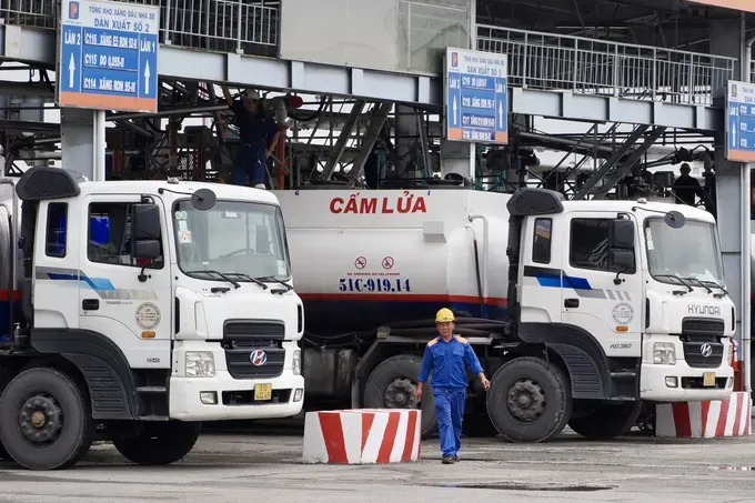 Fuel tanker trucks loading petroleum at Nha Be Petroleum Terminal, Ho Chi Minh City (Photo: SGGP)