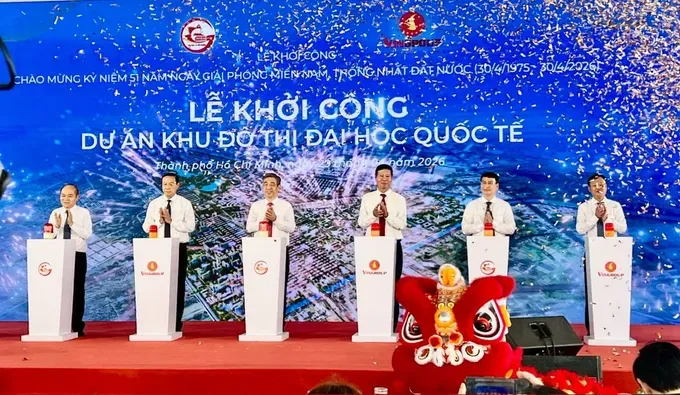 Ho Chi Minh City leaders press the button to launch the project. (Photo: SGGP)