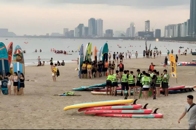 The beach has become increasingly lively with a wide range of water sports activities, among which stand-up paddleboarding (SUP) stands out as a major attraction.