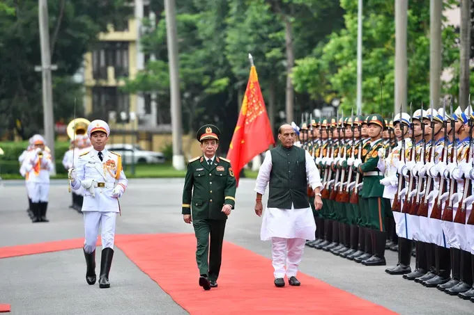 Deputy Prime Minister and Minister of National Defence General Phan Van Giang and Indian Defence Minister Rajnath Singh review the guard of honour of the Vietnam People's Army at the welcome ceremony for the latter in Hanoi on May 19, 2026. (Photo: SGGP)