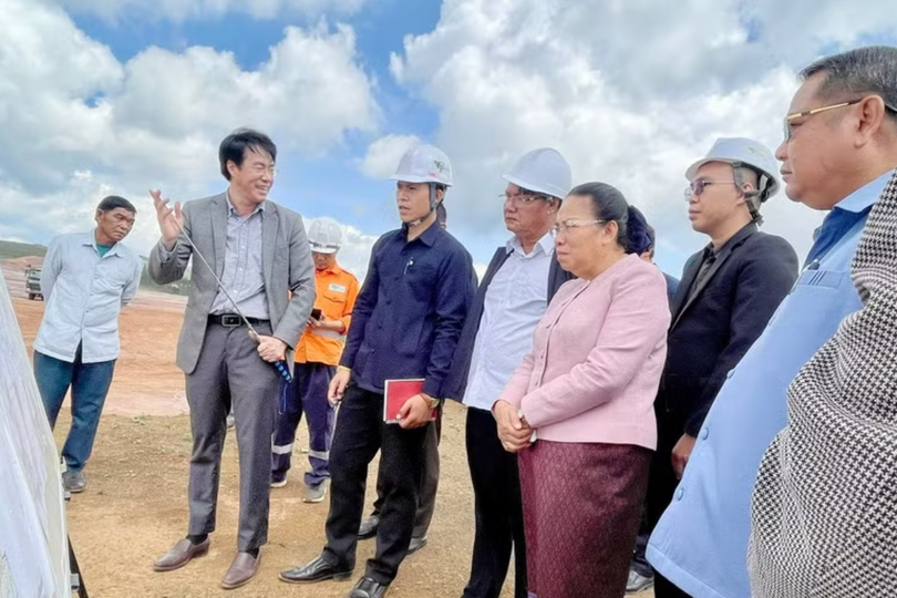 Vice President of Lao National Assembly (NA) Sounthone Xayachak and her delegation at the site of the Dakcheung bauxite mining and alumina processing complex in Dakcheung district, Laos’ Xekong province, on May 23. (Photo: VNA)