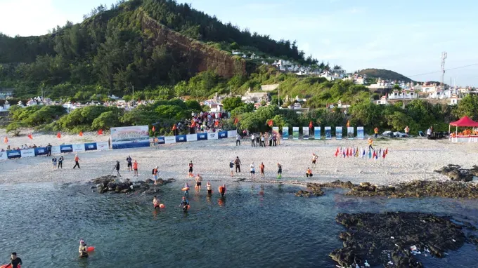 Ly Son Cross Island 2026 swimming competition is considered the largest of its kind in Vietnam. (Photo: SGGP)