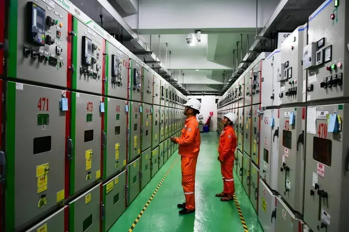 Power dispatch operators are maintaining round-the-clock monitoring and real-time operations to regulate the national power grid system during the peak heatwave period in the Northern and Central region. (Photo: EVN)