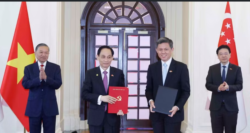 General Secretary of the Communist Party of Vietnam and President of Vietnam To Lam (first, left) and Prime Minister of Singapore Lawrence Wong (first, right) witness the exchange of cooperation documents on May 29. (Photo: VNA)