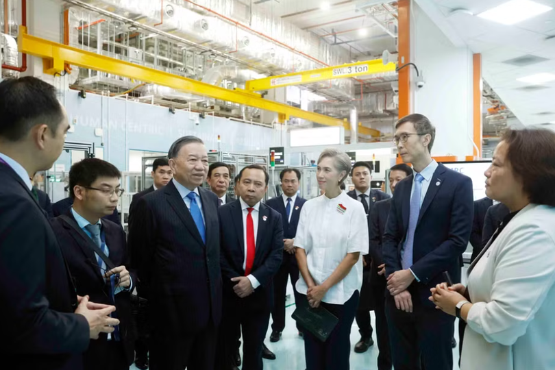 Party General Secretary and State President To Lam visits the Singapore Railway Test Centre. (Photo: VNA)