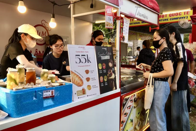 A stall offering discounted combo meals of bread and drinks at the fourth Banh mi Festival in Ho Chi Minh City on April 23 (Photo: VNA)