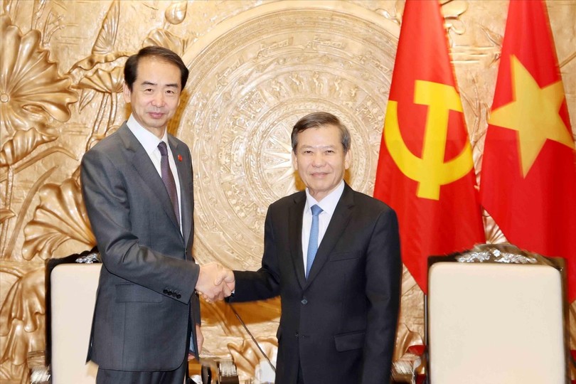 Head of the CPV Central Committee's Commission for Internal Affairs Le Minh Tri (R) and Chinese Ambassador to Vietnam He Wei (Photo: VNA)