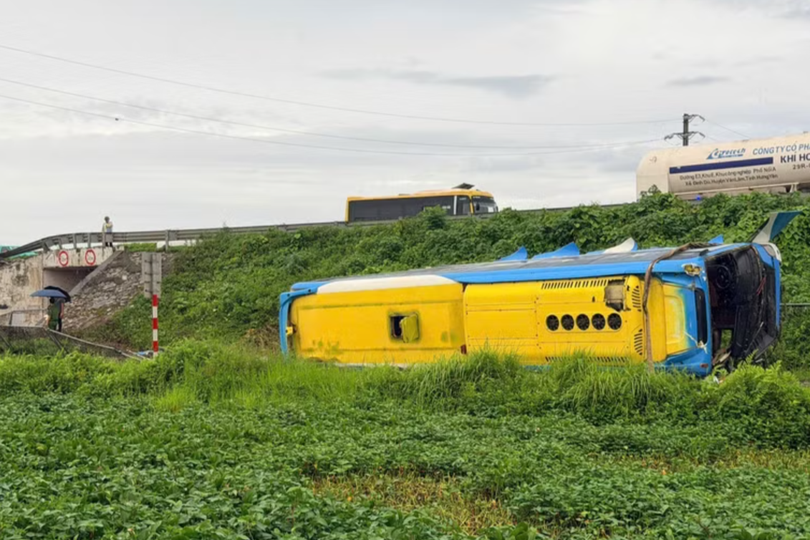 The particularly serious coach accident, which occurrs at 00:20 in Chuong Duong commune on the Phap Van–Cau Gie–Cao Bo–Mai Son–National Highway 45–Nghi Son route. (Photo published by VNA)