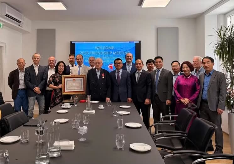 Peter Jankowitsch (front row, 3rd from left), Honorary President of the Austria–Vietnam Society and members of the society pose for a commemorative photograph with Vietnamese Ambassador to Austria Vu Le Thai Hoang (front row, 4nd from left) and representatives of the Vietnam–Austria Friendship Association. (Photo: Published VNA)