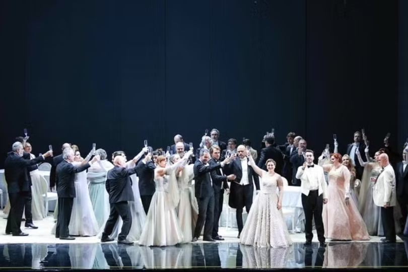 Artists of Italy's Teatro Lirico Giuseppe Verdi di Trieste perform the opera La Traviata. (Photo published by VNA)