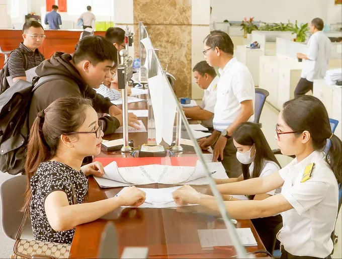 Residents complete tax procedures at the Ho Chi Minh City Tax Department headquarters. (Photo: SGGP)