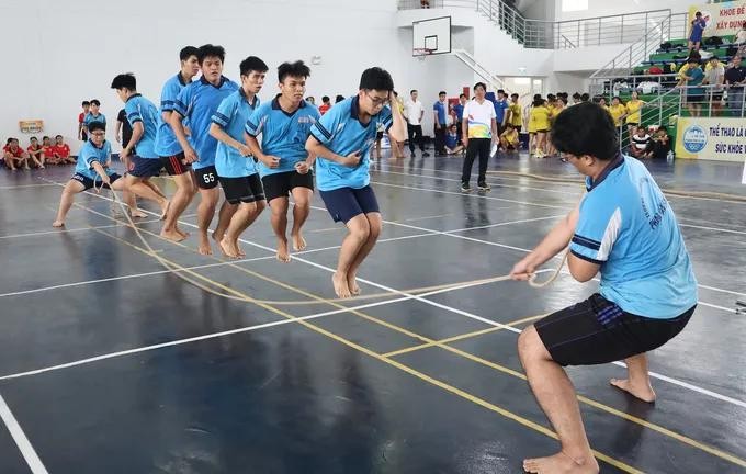 Athletes compete in the rope-skipping event. (Photo: SGGP)
