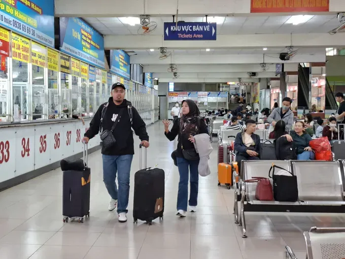The former Mien Dong (Eastern) Bus Station is always crowded with passengers during holidays. (Photo: SGGP)