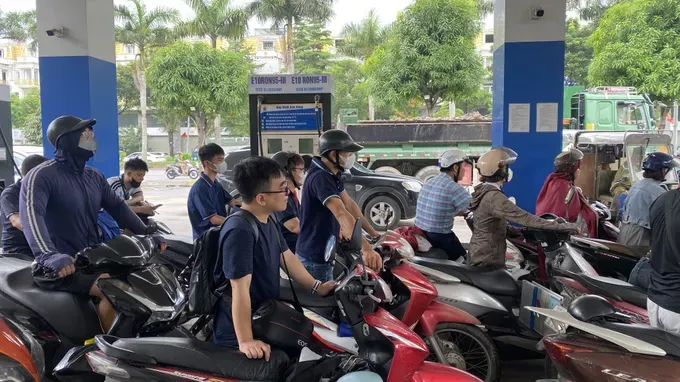 People refuel at a petrol station in Hanoi. (Photo: SGGP)