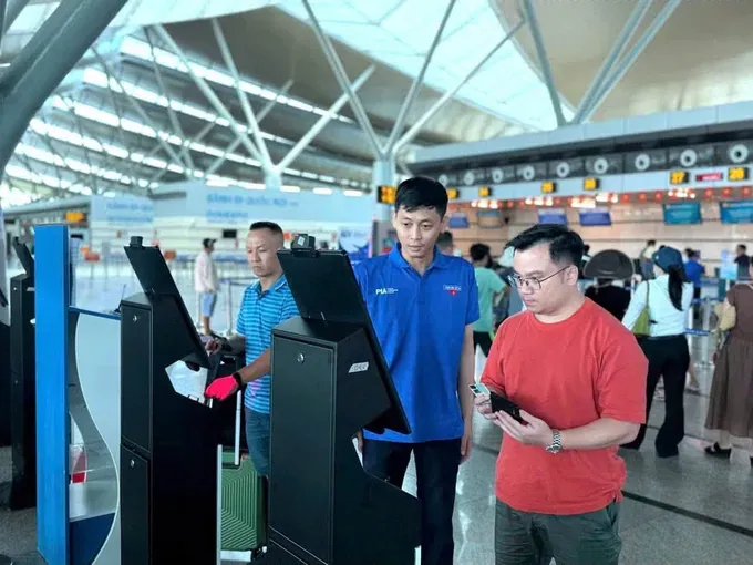Phu Bai International Airport staff assist passengers with online check-in. (Photo: Airports Corporation of Vietnam - ACV)