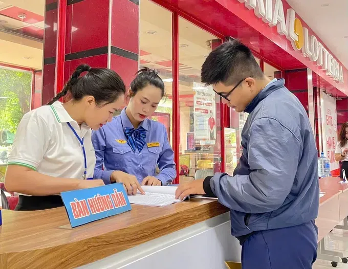 Passengers purchase tickets directly at Saigon Railway Station. (Photo: SGGP)