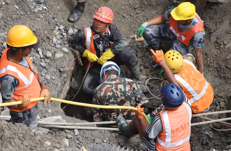 Rescuers strive to save workers trapped inside the Trishul 3A hydropower tunnel following flash floods in Rasuwa district, Nepal, on September 4, 2026. (Photo: XINHUA/VNA)