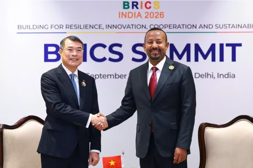 Vietnamese Prime Minister Le Minh Hung (L) meets with his Ethiopian counterpart Abiy Ahmed Ali in New Delhi. (Photo: VNA)
