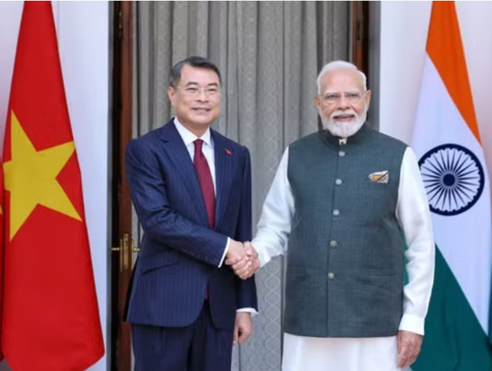 Prime Minister Le Minh Hung (L) shakes hands with his Indian counterpart Narendra Modi before their talks in New Delhi on September 12. (Photo: VNA)