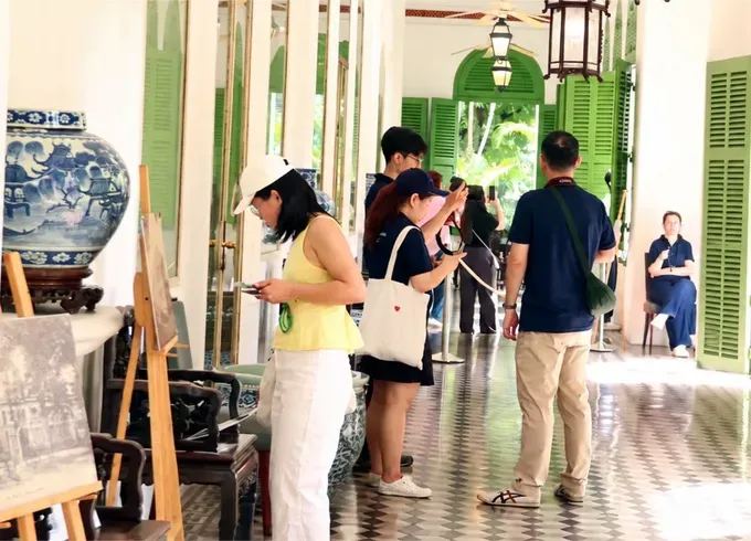 Visitors explore the French Consulate General in Ho Chi Minh City. (Photo: SGGP)
