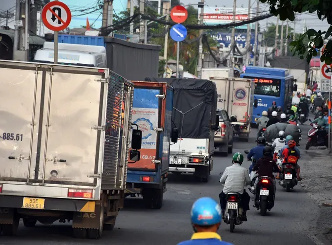 Nguyen Van Bua Street, in the section bordering Tay Ninh Province, is frequently overloaded and congested. (Photo: SGGP)