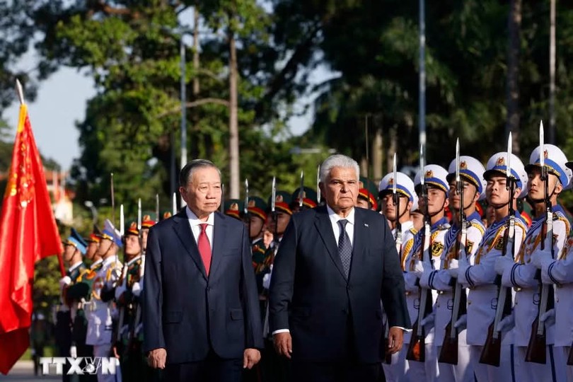 General Secretary of the Communist Party of Vietnam Central Committee and President To Lam and Panamanian President José Raúl Mulino inspect the Guard of Honour (Photo: VNA)
