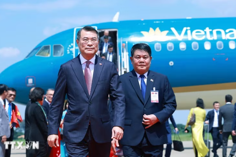 Prime Minister Le Minh Hung arrives in Vientiane on October 8, beginning his official visit to Laos. (Photo: VNA)