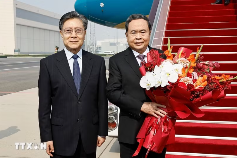 President of the Vietnamese National Assembly Tran Thanh Man (right) and Vice Chairman of the NPC Standing Committee Wang Dongming at the airport. (Photo: VNA)