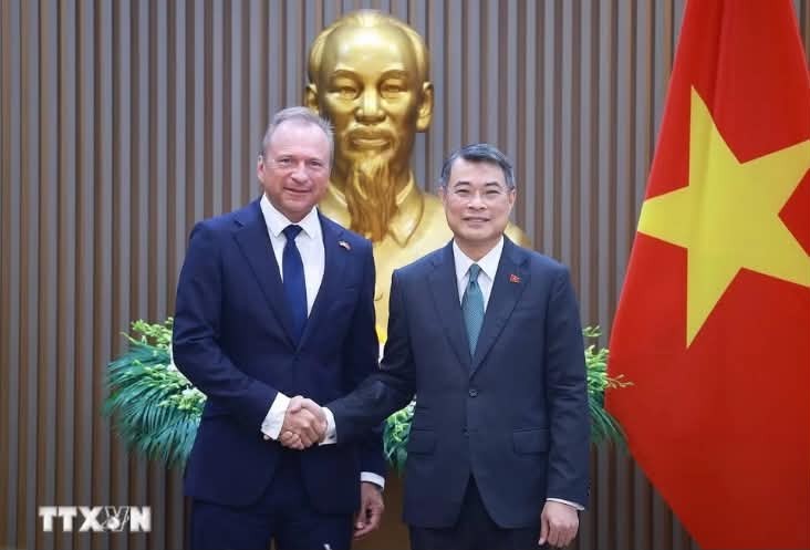Prime Minister Le Minh Hung (right) and Luxembourg Minister of Finance Gilles Roth at their meeting in Hanoi on October 12, 2026 (Photo: VNA)