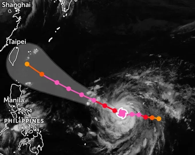 Super Typhoon Champi is moving northwestward toward Taiwan (China). (Screenshot from the Zoom Earth app at 5 p.m. on October 18.)