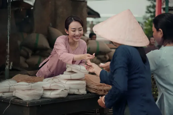 Thu Trang serves as both director and lead actress in “Ai Thuong Ai Men” (Who Loves Whom).