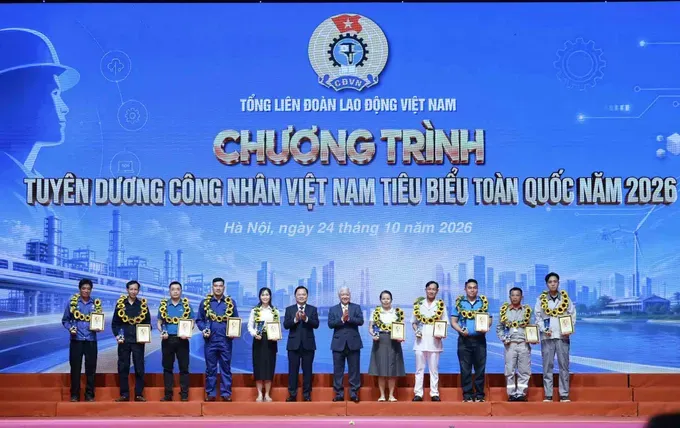 Standing Vice Chairman of the National Assembly, Do Van Chien and President of the VGCL Nguyen Anh Tuan congratulate the 10 outstanding Vietnamese workers honoured nationwide in 2026. (Photo: SGGP)