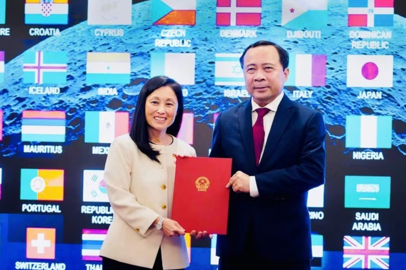 Minister of Science and Technology Vu Hai Quan (R) receives the Artemis Accords from US Ambassador to Vietnam Jennifer Wicks (Photo: Ministry of Science and Technology)