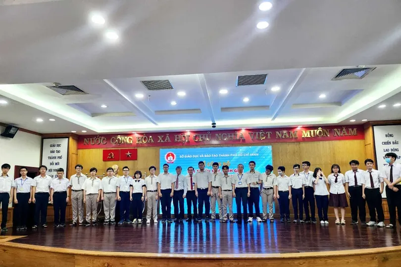 Lễ ra quân đội tuyển tham dự kỳ thi học sinh giỏi quốc gia cấp THPT năm học 2025-2026
