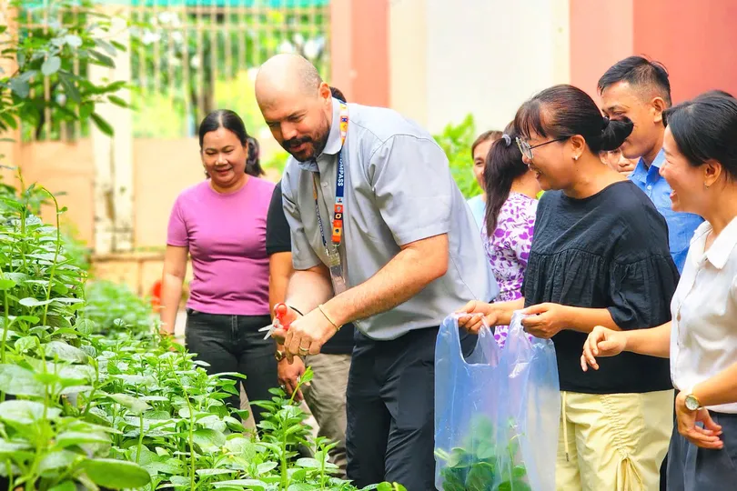 Giáo viên Trường Tiểu học Đặng Trần Côn (phường Vĩnh Hội, TPHCM) tham gia hoạt động tại vườn rau. Ảnh minh họa