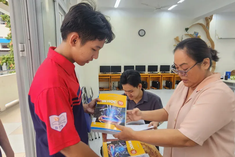 Trường THPT Bùi Thị Xuân (phường Bến Thành) cho học sinh mượn SGK. Ảnh: THU TÂM.