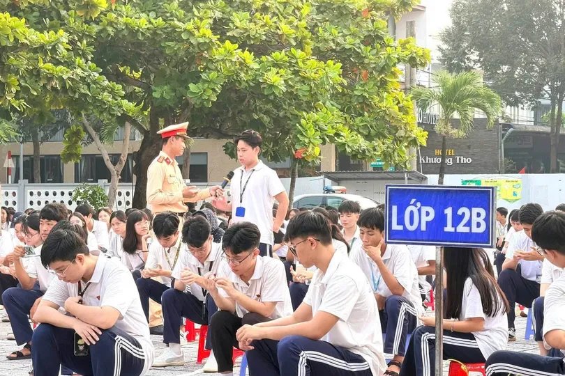Học sinh tham gia chuyên đề giáo dục về an toàn giao thông