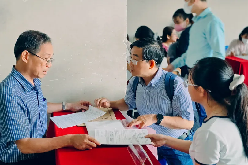 Phụ huynh và học sinh Trường THPT Nguyễn Hữu Thọ (phường Xóm Chiếu) tìm hiểu về tổ hợp môn học lớp 10 vào đầu năm học 2026-2027